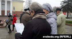 На мітынгу распаўсюджвалі рукапісныя «баявыя лісткі»