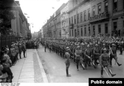 Военный парад в Берлине. Солдаты Рейхсвера маршируют "гусиным шагом"