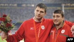 Іван Ціхан (справа) і Вадзім Дзевятоўскі на Алімпіядзе-2008 у Пэкіне