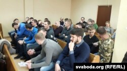 У судзе Маскоўскага раёну. На першых лавах залі — 20 абвінавачаных у арганізацыі дамоўных гульняў і махлярстве