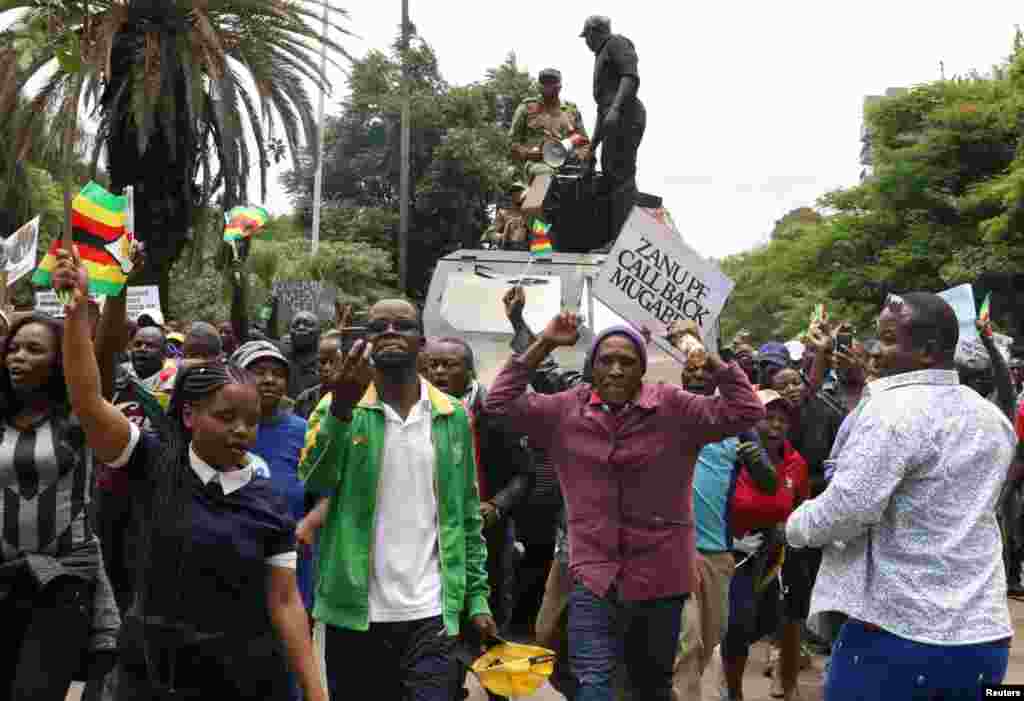 Zimbabwe - Protesters calling for Zimbabwean President Robert Mugabe to step down, 18Nov2017