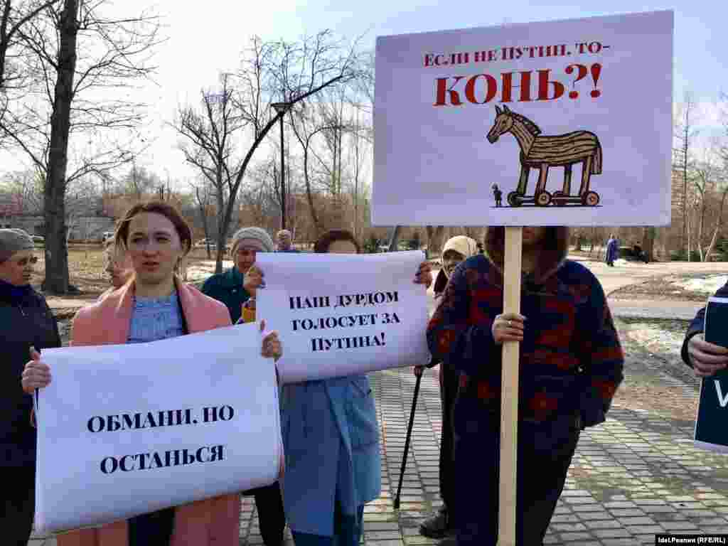 &quot;Если не Путин, то конь?&quot;: в Казани прошел арт-пикет &quot;Открытой России&quot;