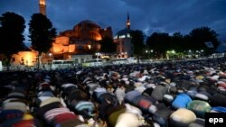 31 май куни тонгда Ayasofya музейи ҳовлисида бомдод намозини ўқиётган мусулмонлар.