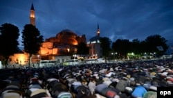 İstanbulda Aya Sofya muzeyinin qarşısında etiraz namazı, 31 May 2016