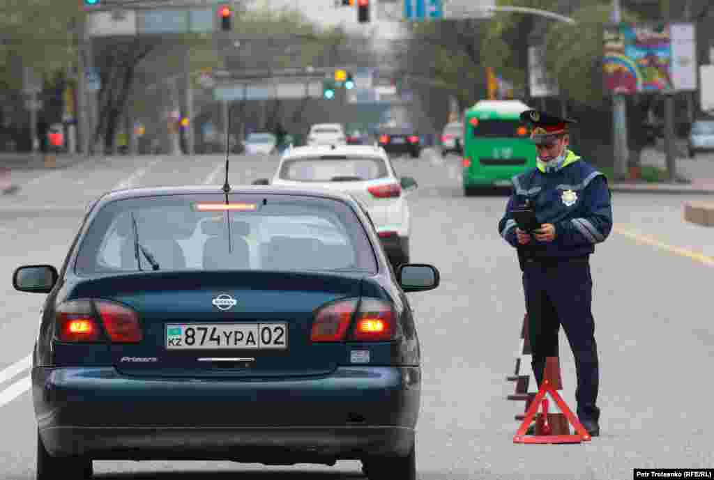 Полиция жол бойында көліктерді тоқтатып, қандай мақсатпен жүргенін тексереді.