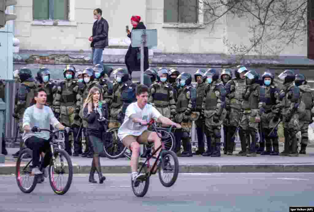 Полицейские на митинге в поддержку заключенного в тюрьму российского оппозиционера Алексея Навального в Хабаровске