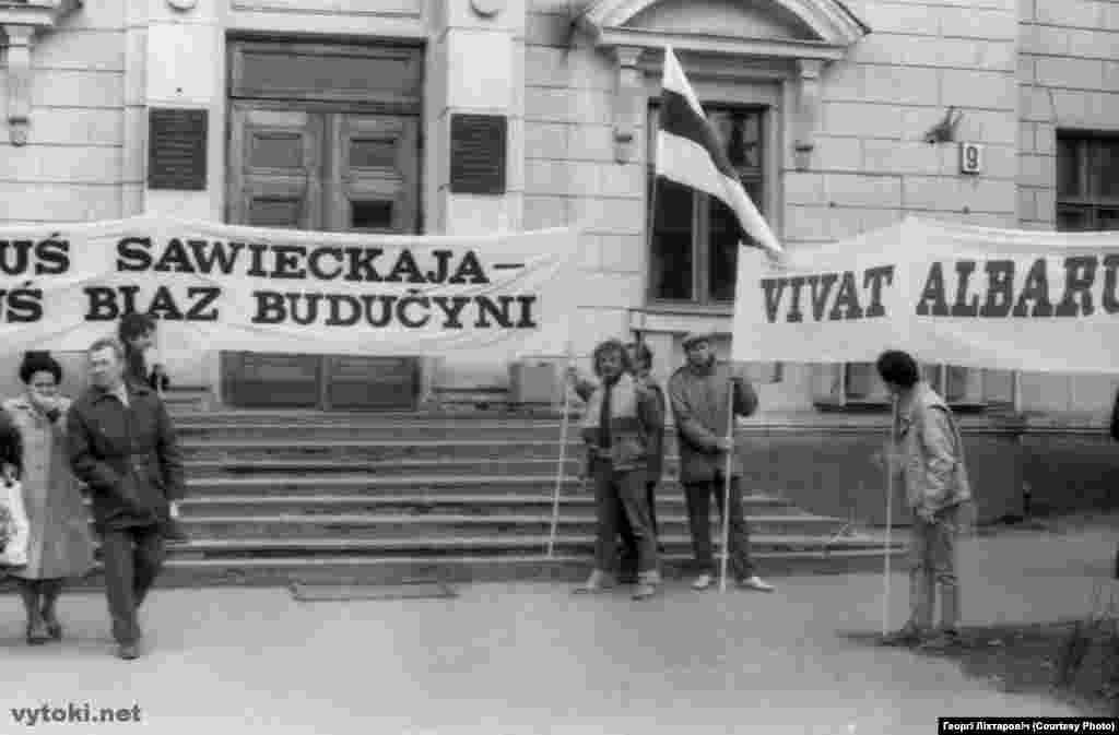 1990 год, тагачасны Дом фізкультуры (цяпер касьцёл Найсьвяцейшай Дзевы Марыі). Фота: Георгі Ліхтаровіч