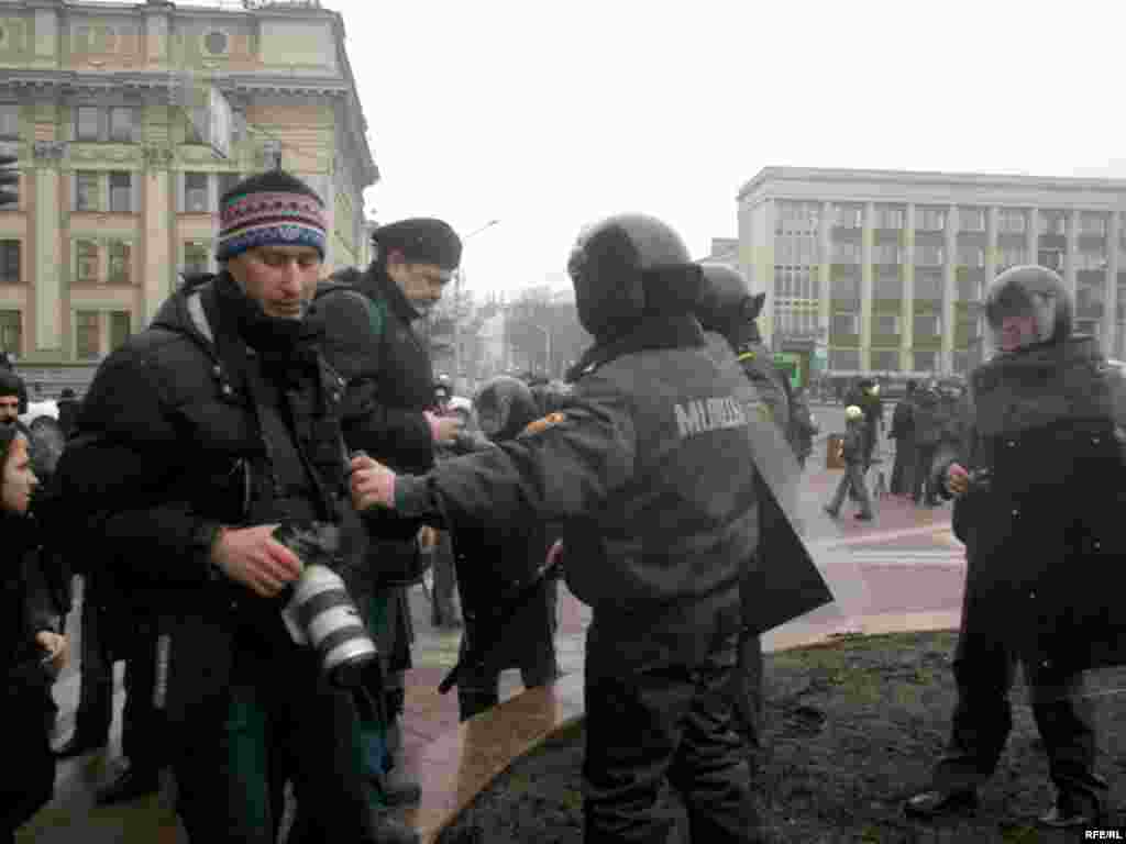 Фотакарэспандэнтам перашкаджалі працаваць на акцыі