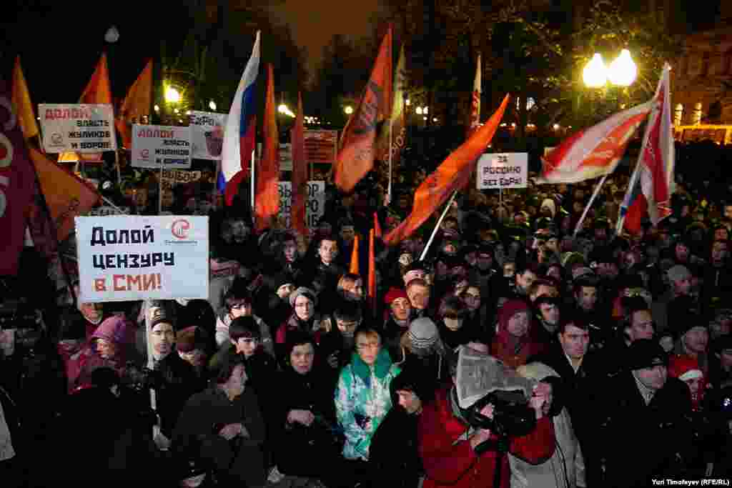 В центре Москвы несколько тысяч сторонников демократической оппозиции провели санкционированный митинг против фальсификации итогов голосования на&nbsp; парламентских выборах.