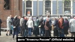 Собрание у строящейся церкви в Бийске