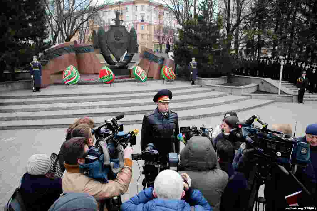 Міністр унутраных спраў Юры Караеў дае інтэрвію дзяржаўным журналістам