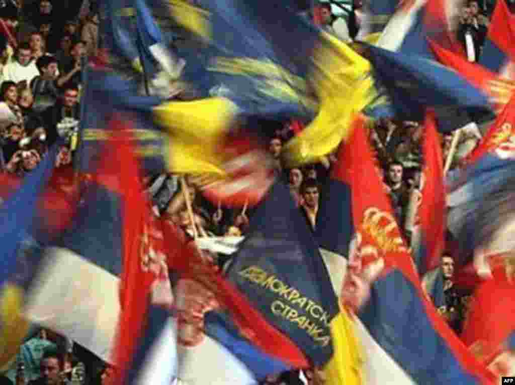 SERBIA, BELGRADE : Supporters of Serbian Pro-Western Democratic Party leader President Boris Tadic wave flags during a final pre-election rally 17 January 2008 in Belgrade.