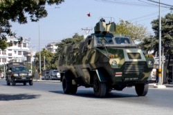 Военный патруль на улице в Мандалае, втором по величине городе Мьянмы. 3 февраля 2021 года