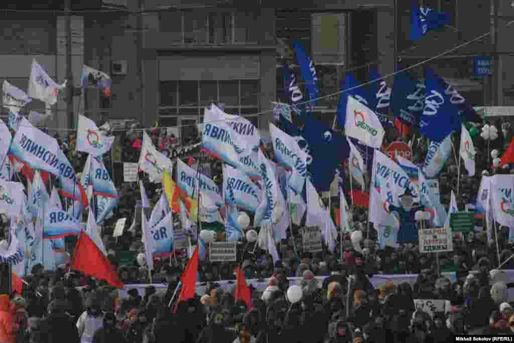 Russia -- Protesters gather with balloons and placards during a demonstration for fair elections in central Moscow, 04Feb2012