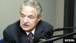 Açıq Cəmiyyət İnstitutunun təsisçisi və direktoru George Soros AzadlıqRadiosunun Praqadakı baş ofisində, 26 aprel 2007