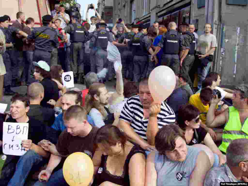 В Москве на Триумфальной площади состоялась акция оппозиции в защиту 31-й статьи Конституции РФ