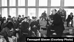 Александр Галич в клубе "Под интегралом". Новосибирский Академгородок. 1968 г.