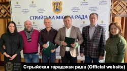 Сустрэча беларускага бізнэсоўцы Дзмітрыя Рудчанкі (трэці зьлева) з уладамі Стрыйскага раёну