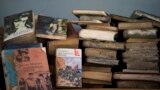 Книги на украинском и русском языке, спасенные после обстрела гимназии в Донецке