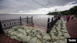 Противопаводковые барьеры на берегу Амура