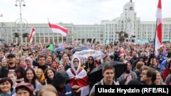 Сьвята Незалежнасьці пад парасонамі. Фотагалерэя