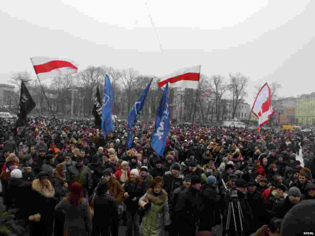 Людзі скандуюць "Свабоду!"