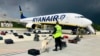 Надгляд у Менскім аэрапорце багажу пасажыраў самалёта кампаніі Ryanair, які ляцеў рэйсам Атэны — Вільня