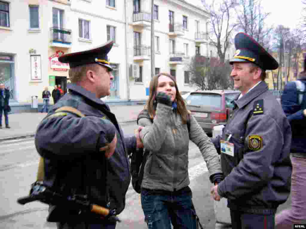 Пікет ля расейскай амбасады - затрымліваюць Паліну Кур'яновіч, 2 красавіка