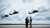 US -- US President Donald Trump (L) watches an air assault exercise with Army Major General Walter Piatt at Fort Drum, New York, on August 13, 2018. Trump spoke at a signing ceremony for the “John S. McCain National Defense Authorization Act for Fiscal Ye