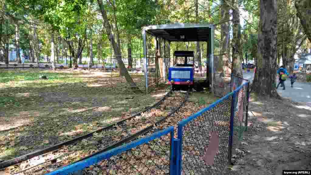 Здесь также сохранились вагончики и железная колея.