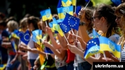 Ілюстрацыйнае фота. Сьвяткаваньне бязьвізавага рэжыму паміж Украінай і Эўразьвязам. Запарожжа, 10 чэрвеня 2017 году