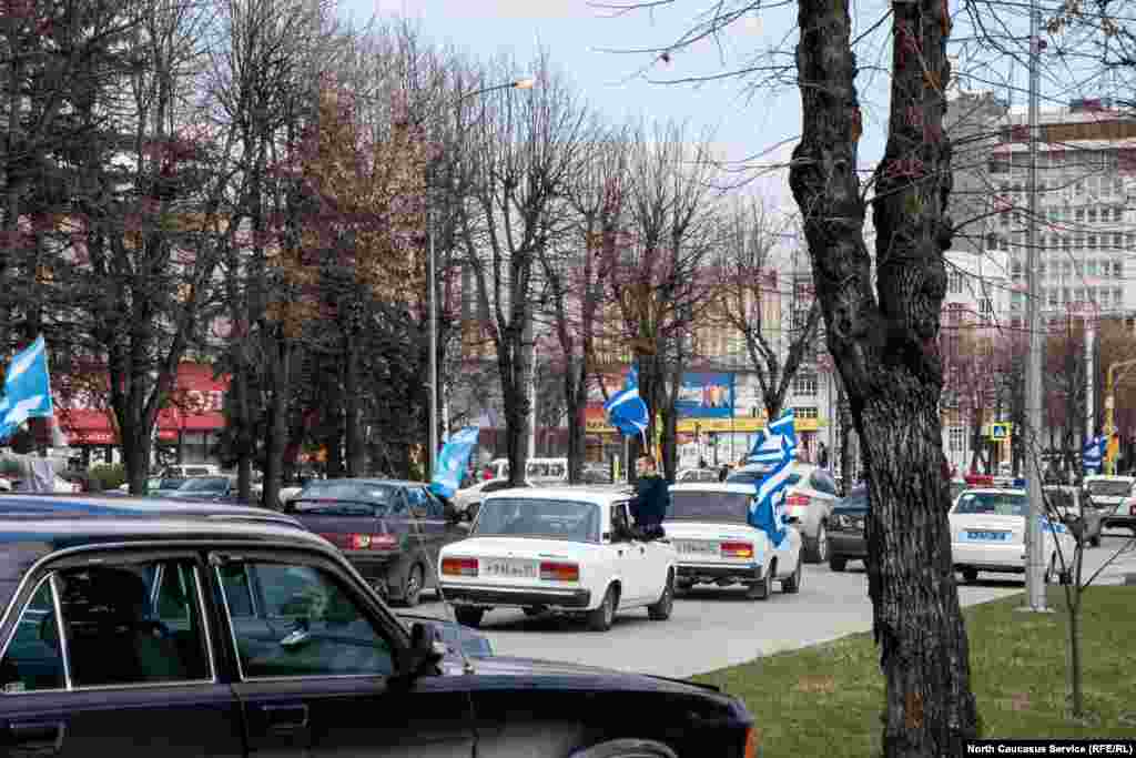 Мереке күні Нальчик көшесінде балқар туын көтерген автокөліктер көп кездесті