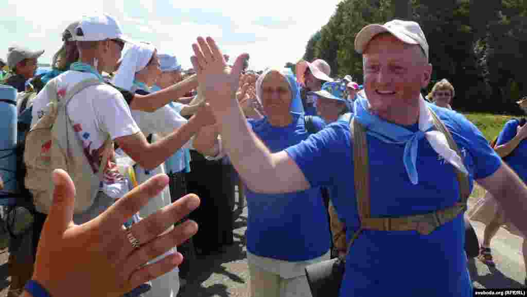 Пілігрымы з розных гарадоў вітаюцца падчас сустрэчы