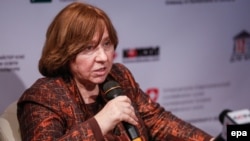 Ukraine -- Svetlana Alexievich, Nobel Prize in Literature laureate, Belarusian investigative journalist and writer, attends a press conference for the presentation of her book "Chornobyl's prayer" in Kyiv, April 7, 2016