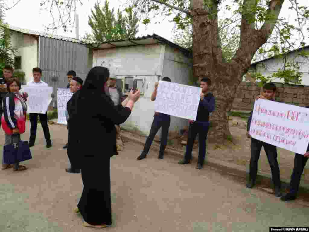 Суд бошланишидан олдин маҳкама биноси олдида ўтган намойиш.