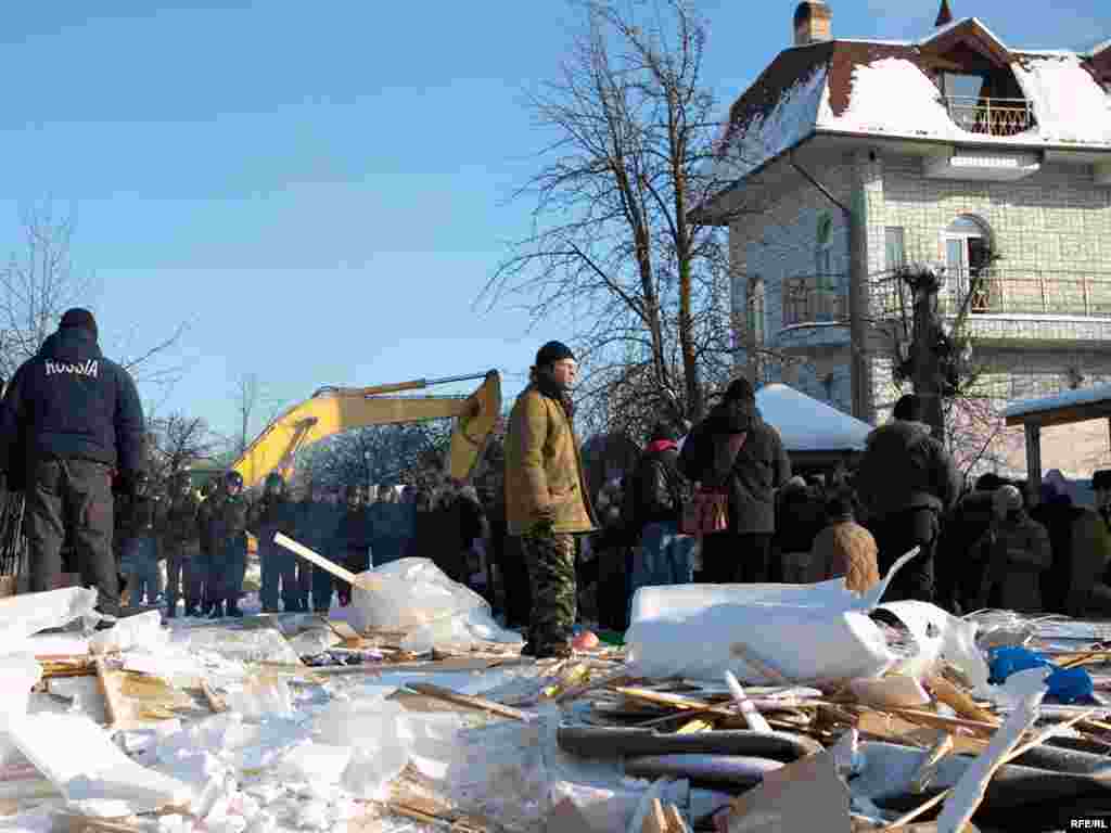 Первый дом был снесен ночью