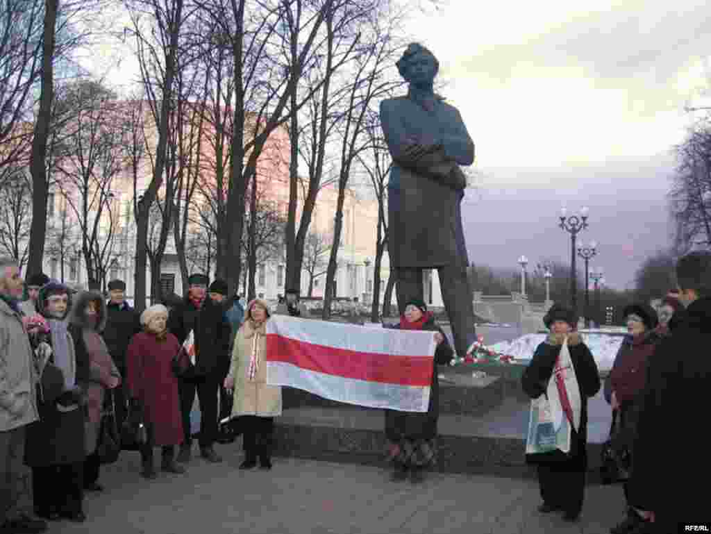 Тым часам сваю акцыю ля помніка Максіму Бандановічу на аднайменнай вуліцы правялі актывісты КХП-БНФ.