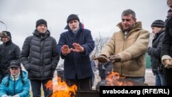 Павал Севярынец сярод абаронцаў ахоўнай зоны Курапатаў, архіўнае фота