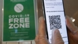 Проверка QR-кода у посетителя в ресторане