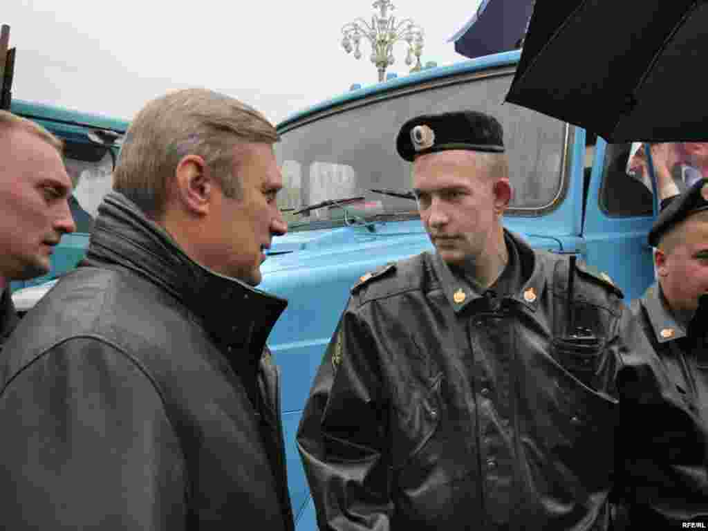 Митинг памяти Анны Политковской в Москве. Михаил Касьянов на пути к трибуне