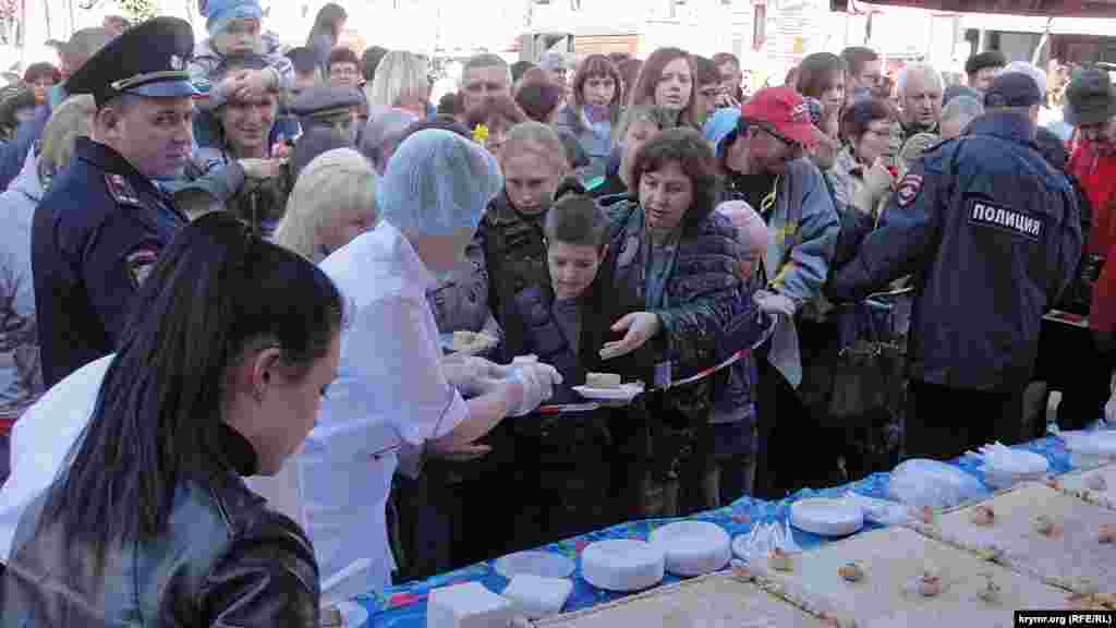 В Симферополе, в рамках празднования Масленицы, выстроилась очередь за творожным пирогом, 7 марта 2016 года