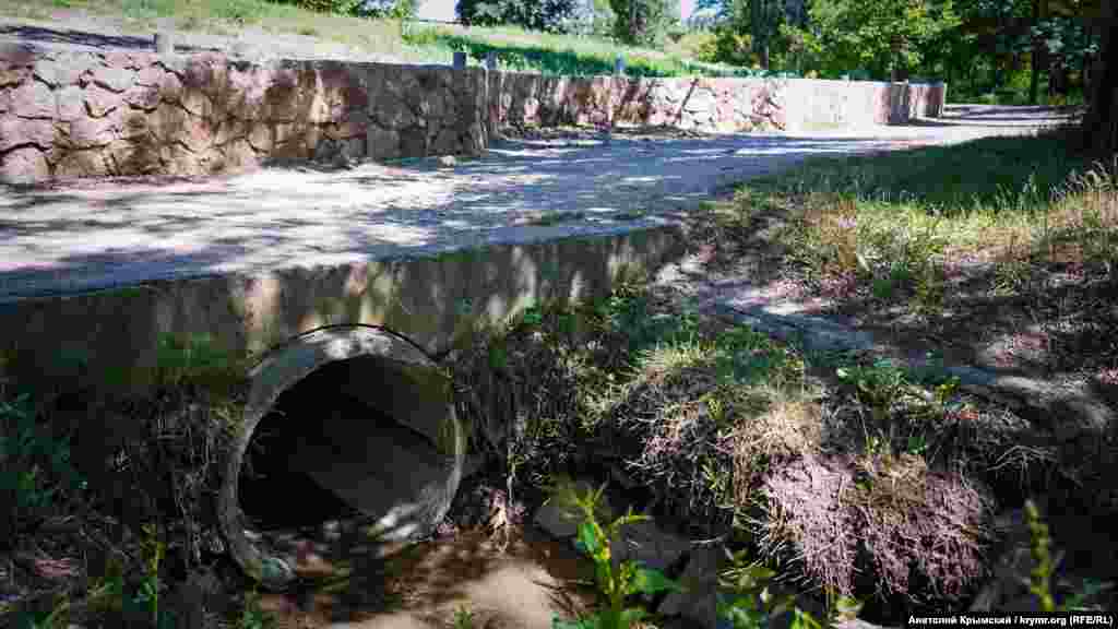 И установили водосливную трубу, которая выходит к Салгиру