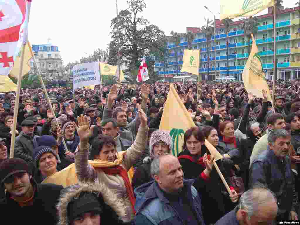 В Тбилиси десятки тысяч сторонников оппозиции вышли на митинг перед зданием парламента. Оппозиция требует отставки президента Грузии Михаила Саакашвили и заявляет, что акция протеста будет бессрочной