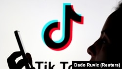 Партия TikTok ижтимоий тармоғини болалар учун хавф майдони деб ҳисоблайди.