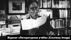 Валерий Перелешин читает стихи в книжном магазине "Де Трибюне" в Маастрихте, Нидерланды, 17 мая 1986 г.