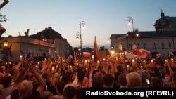 Участники протеста против судебной реформы в Варшаве 