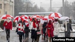 Жаночы марш з нацыянальнымі колерамі ў Менску 26 студзеня 2021 году. Фота Tut.by