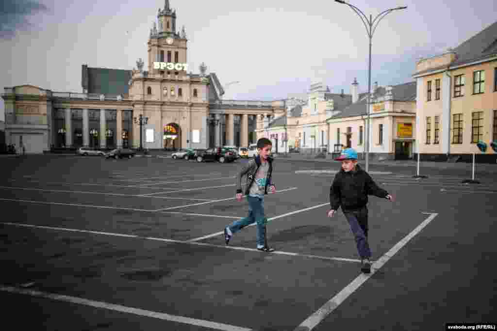 Чачэнскія дзеці каля вакзалу ў Берасьці