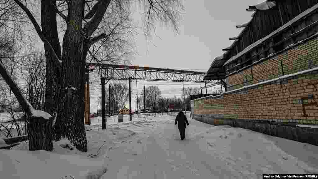 Если долго не выпадает снег, эта тропинка, по словам местных жителей, тоже чернеет от сажи.&nbsp;