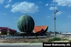 Samarqandga kiraverishdagi ulkan tarvuz haykali. Shirin-shakar tarvuzlar O‘zbekiston uchun muhim eksport mahsulotiga aylanib bormoqda.